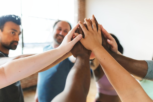 Um grupo diversificado de pessoas unindo as mãos em unidade Trabalho em equipe e colaboração à medida que mãos de diferentes etnias se unem em um gesto de apoio Pessoas unindo mãos diversidade trabalho em equipe unidade