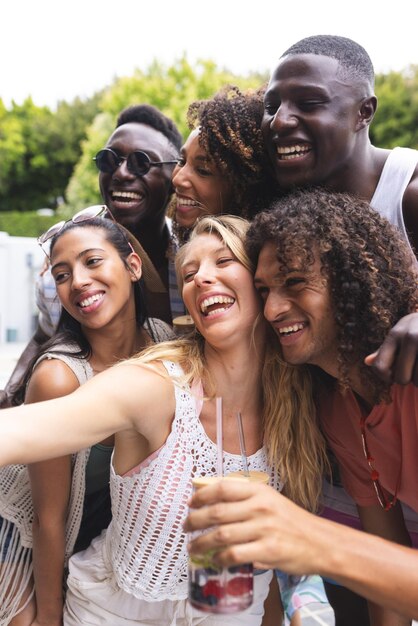 Um grupo diverso de amigos compartilha um momento alegre, abraçando-se e rindo juntos.