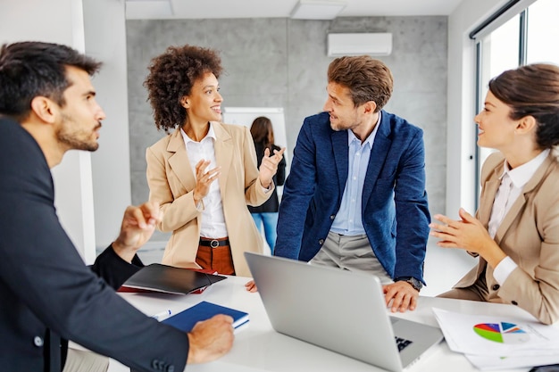 Foto um grupo multicultural de empresários discutindo sobre finanças e mercado