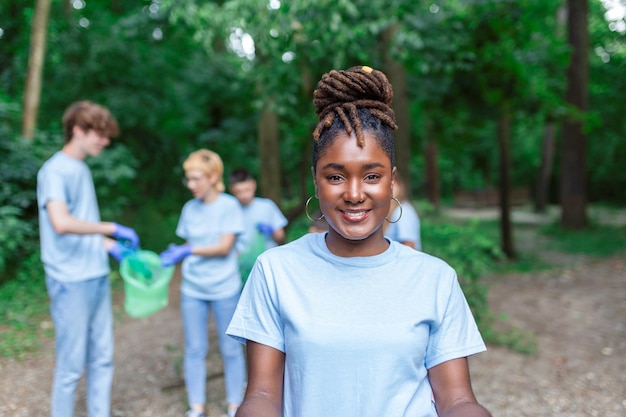 Um grupo multiétnico de pessoas limpando juntos em um parque público está protegendo o meio ambiente O conceito de reciclagem e limpeza