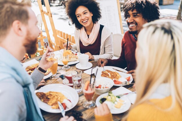 Foto um grupo sorridente de diversos empresários trabalhando juntos em torno de uma mesa de reunião em um saguão de um complexo de escritórios