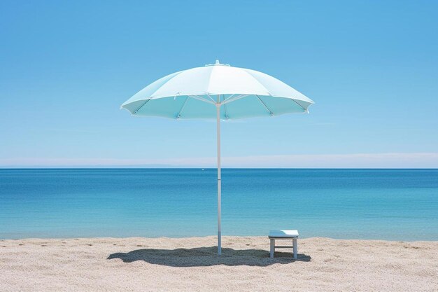 um guarda-chuva em uma praia com o oceano ao fundo.