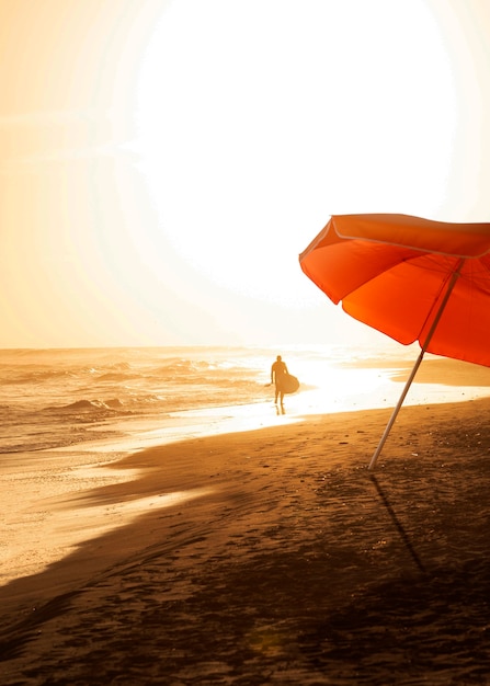 Um guarda-chuva laranja na praia .