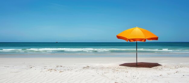 Um guarda-chuva na praia.