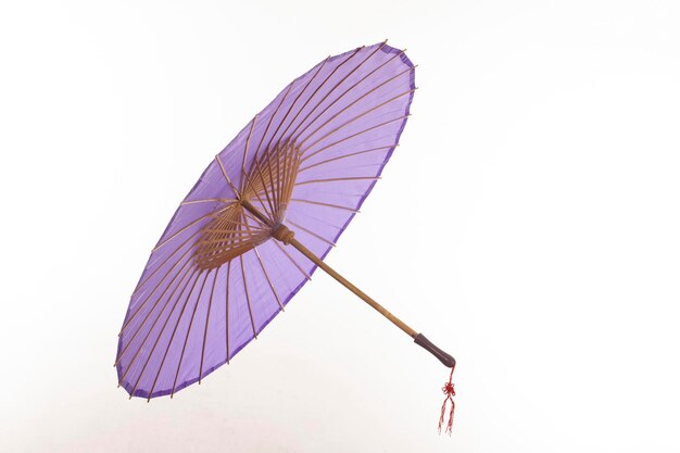 Foto um guarda-chuva roxo com centro dourado.