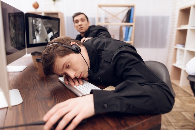 Um guarda de homem está dormindo no local de trabalho.