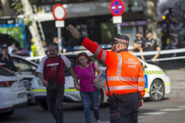 Um guarda de trânsito regula o trânsito após um acidente