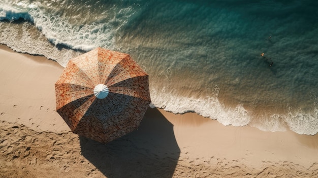 Um guarda-sol está em uma praia com o oceano ao fundo.