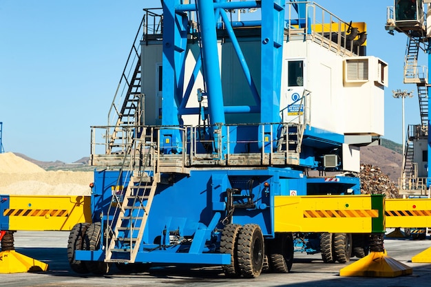 Um guindaste de caminhão fica em suportes de aço no porto de Mortil, na Espanha