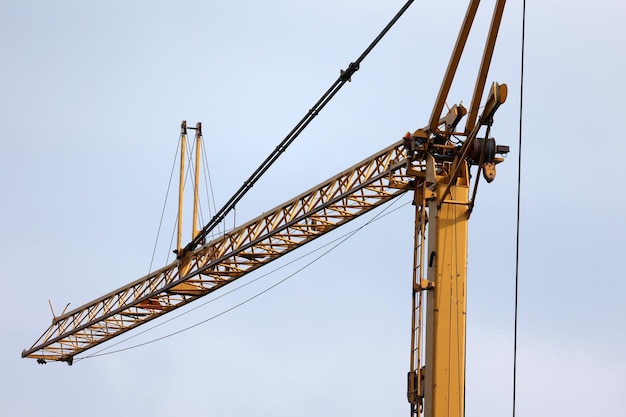 Um guindaste de construção em um fundo de céu azul