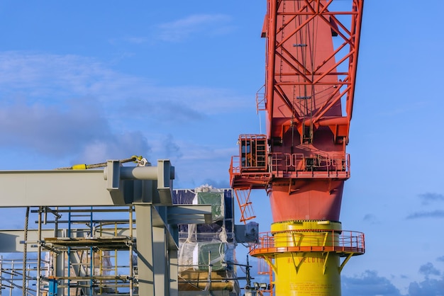 Foto um guindaste de pedestal offshore a bordo de uma barcaça de construção em um campo de petróleo offshore