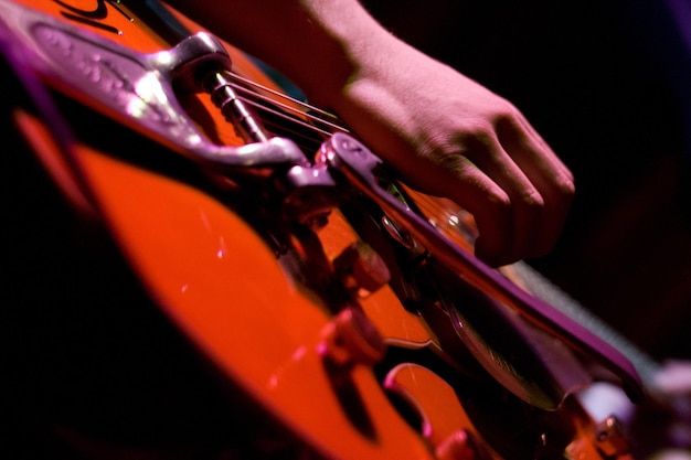 Um guitarrista toca sua guitarra em Melbourne, Austrália