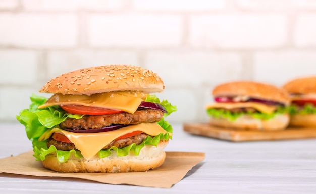 Foto um hambúrguer com tomate e queijo