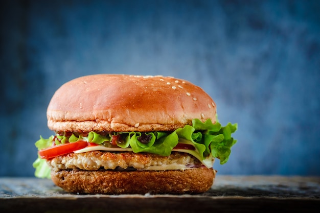 Um hamburguer da galinha em um fundo azul.