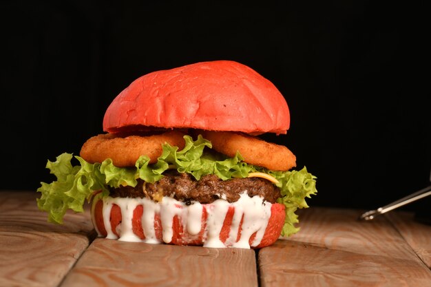 Foto um hambúrguer é um sanduíche que consiste em um ou mais hambúrgueres cozidos de carne moída
