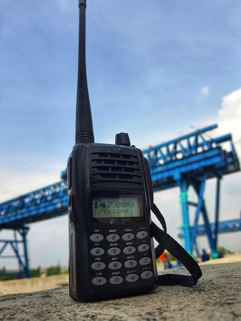 Um Handy Talkie usado para comunicação durante a montagem da viga com o portal do pórtico