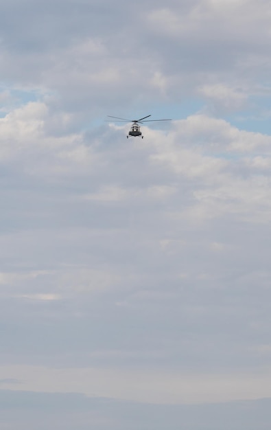 Um helicóptero voando no céu nublado