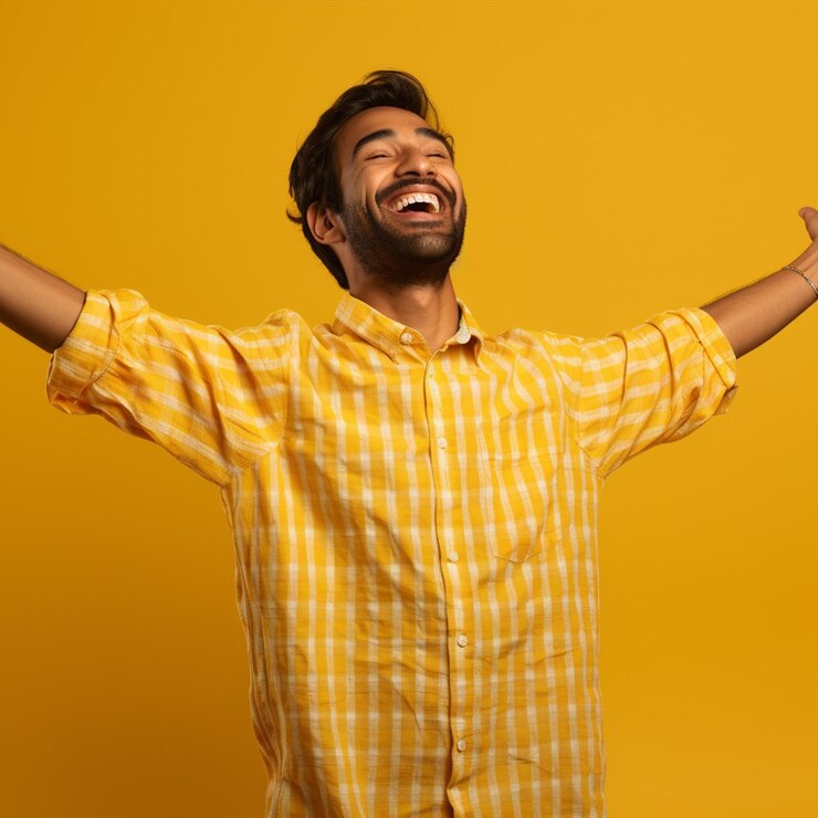 Foto um hiperrealista mais feliz indiano homem bonito em camisa chex mãos para cima isolado em fundo amarelo