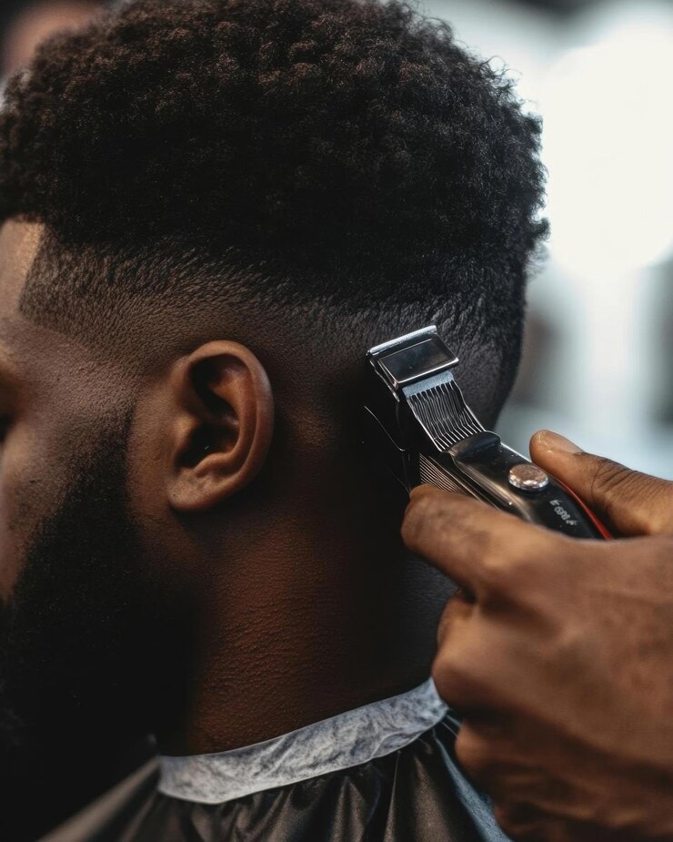 Foto um homem a cortar o cabelo de perto