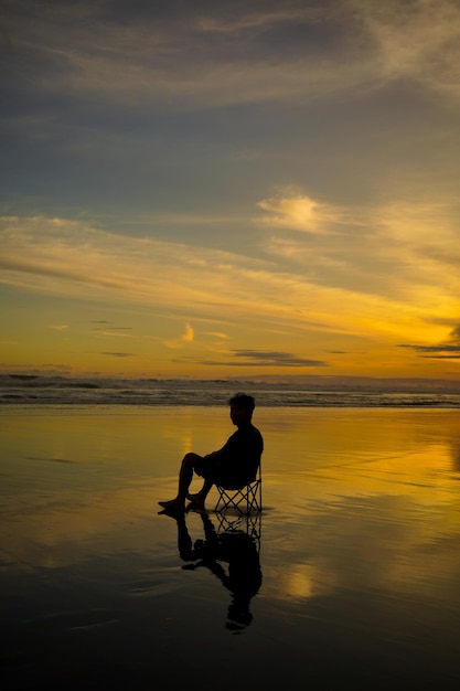 Foto um homem a desfrutar do céu claro da tarde.