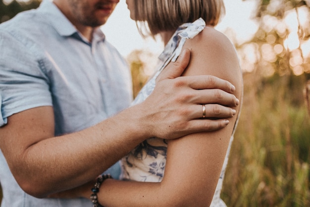 Um homem abraça uma mulher amor