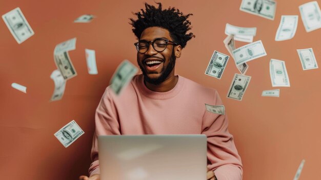 Um homem afro-americano rindo com notas de dólar caindo ao redor