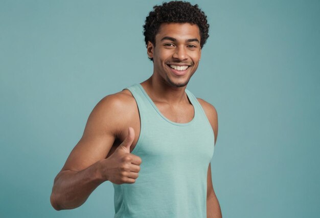 Foto um homem alegre em uma camisola dá um polegar para cima sinalizando positividade e aprovação com um sorriso brilhante