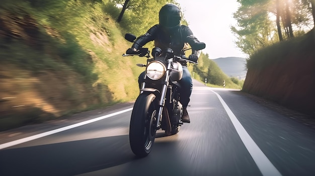 Um homem andando de moto em uma estrada