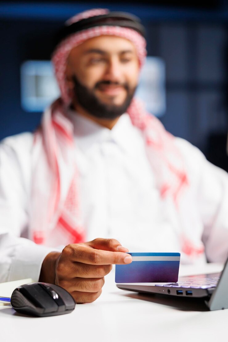 Foto um homem árabe a fazer compras online.