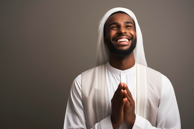 Um homem árabe sorrindo para a câmera