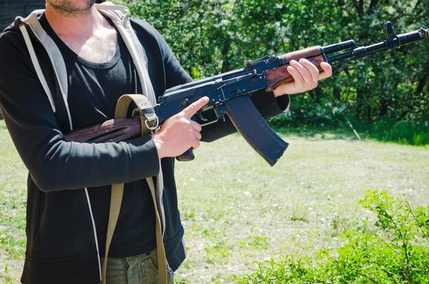 Foto um homem armado com uma metralhadora ucrânia