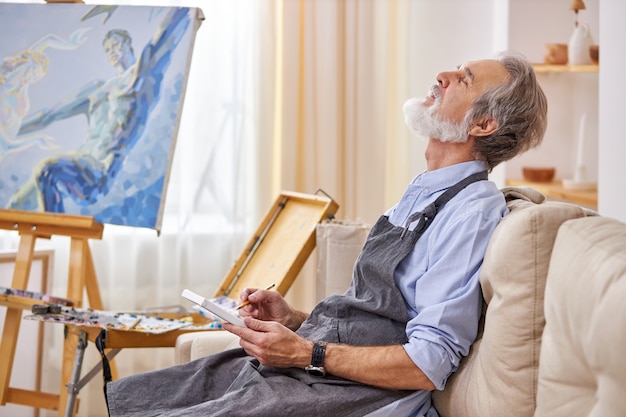 Vetores de O Homem Sênior Pintando Quadros De Pintura No Desenho De Tela De  Cavalete Hobby E Conceito De Lazer De Aposentados e mais imagens de Adulto  - iStock