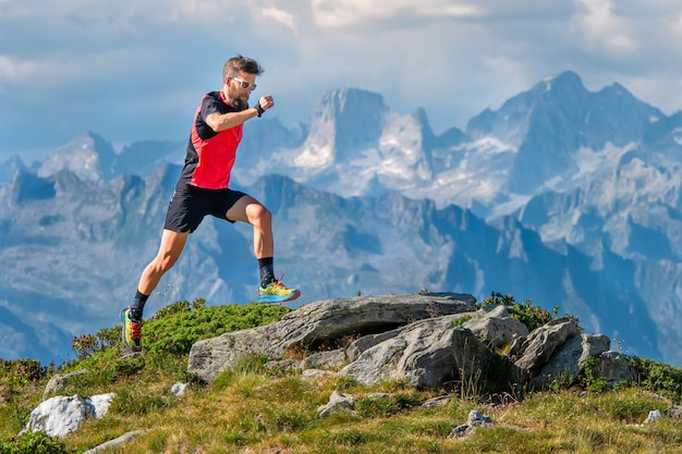 Um homem atleta skyrunner treina nas montanhas altas