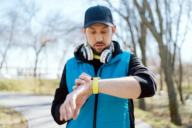 Um homem atlético treina para uma maratona em um parque público pela manhã