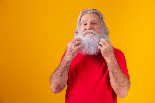 Foto um homem barbudo coçando o rosto por causa da coceira da barba.