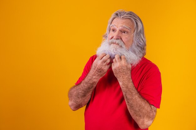 Foto um homem barbudo coçando o rosto por causa da coceira da barba.