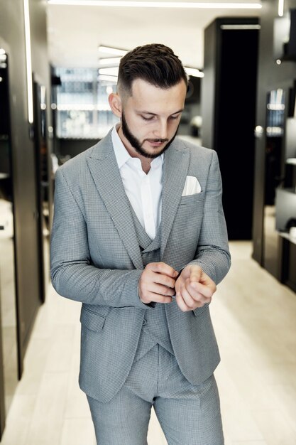 Um homem barbudo, com barba ruiva de camisa, colete e óculos. sucesso. riqueza