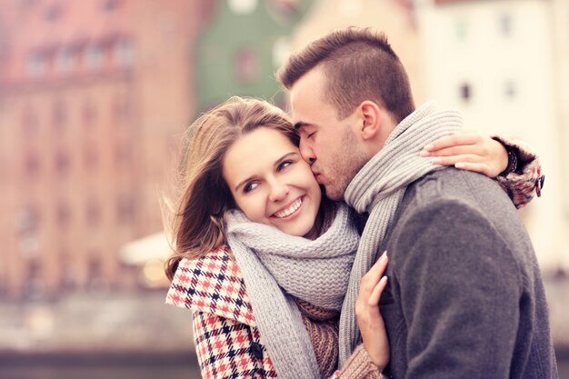 um homem beijando uma mulher em um encontro em Gdansk