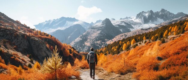 Foto um homem caminha por um caminho nas montanhas.