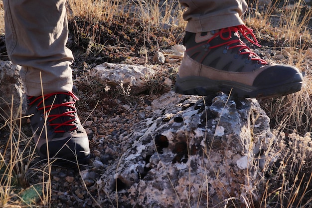 Um homem caminhando com novas botas de montanha