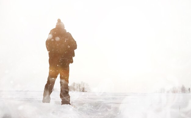 Um homem caminhando. Paisagem de inverno. Turista na jornada de inverno.