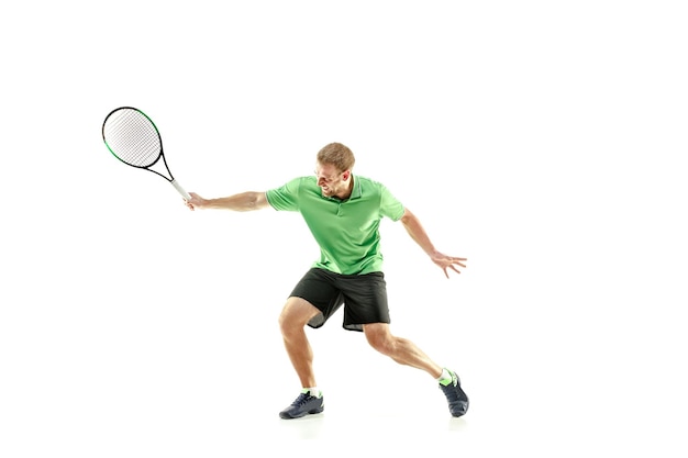 Um homem caucasiano jogando tênis isolado no branco