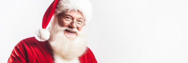 Um homem com barba e óculos está sorrindo