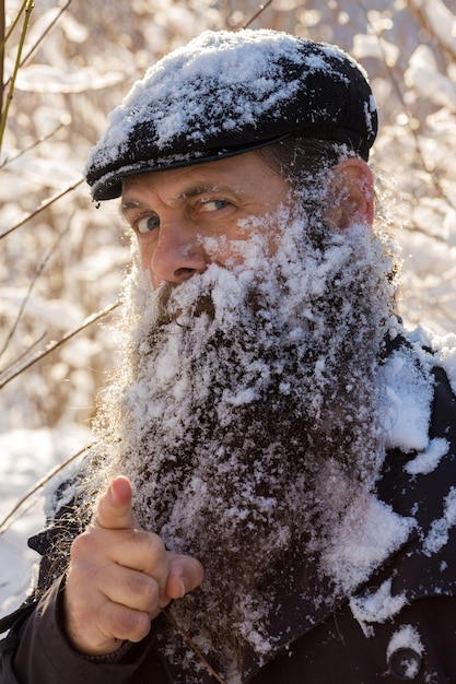 Um homem com barba na neve.