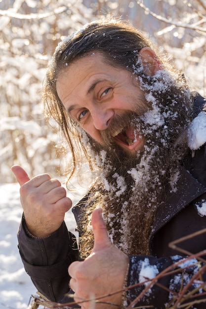 Um homem com barba na neve.