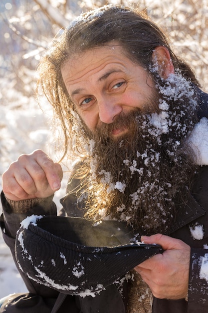 Um homem com barba na neve