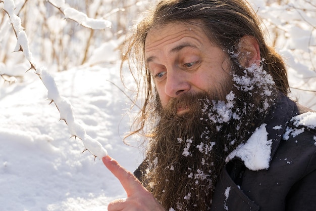 Um homem com barba na neve