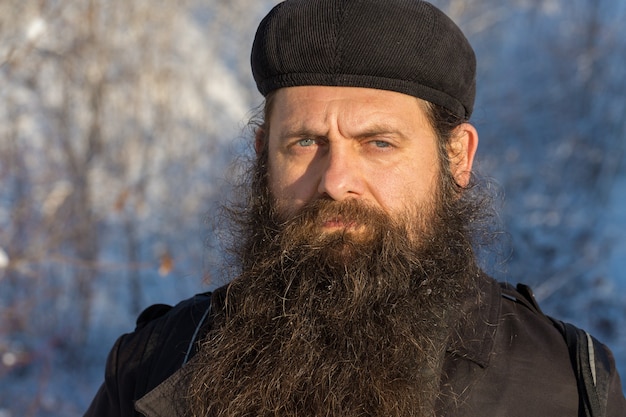 Foto um homem com barba na neve