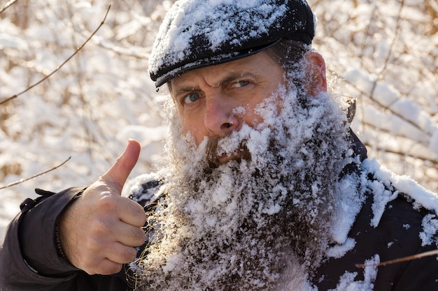 Um homem com barba na neve