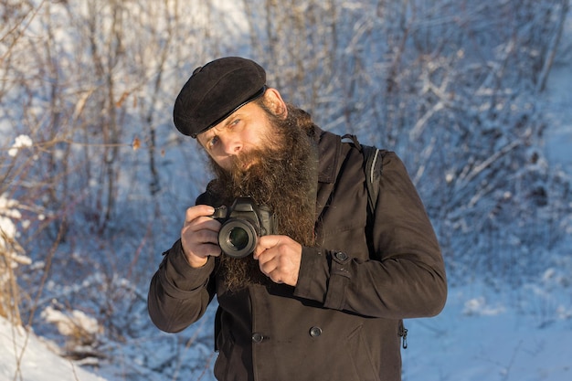 Um homem com barba na neve